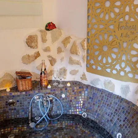 Fortress Jacuzzi Bed & Breakfast *